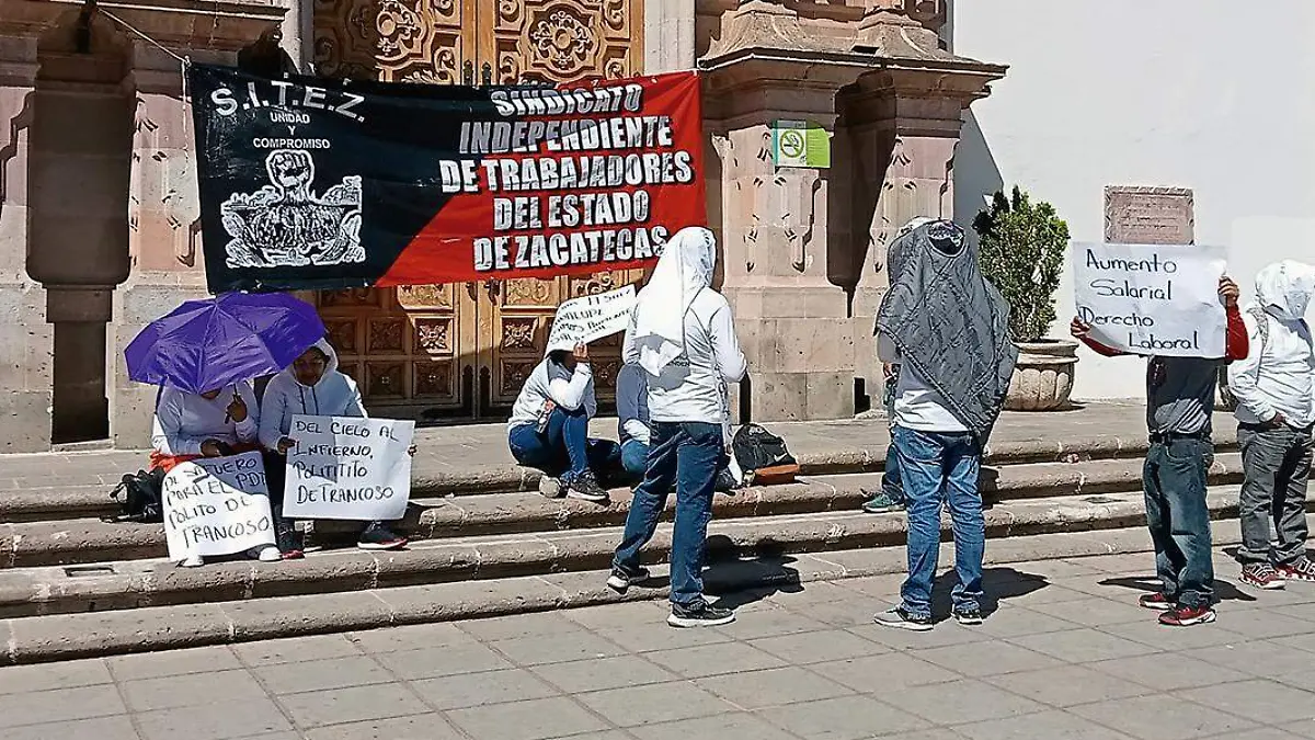 Protesta del SITEZ afuera de la Legislatura